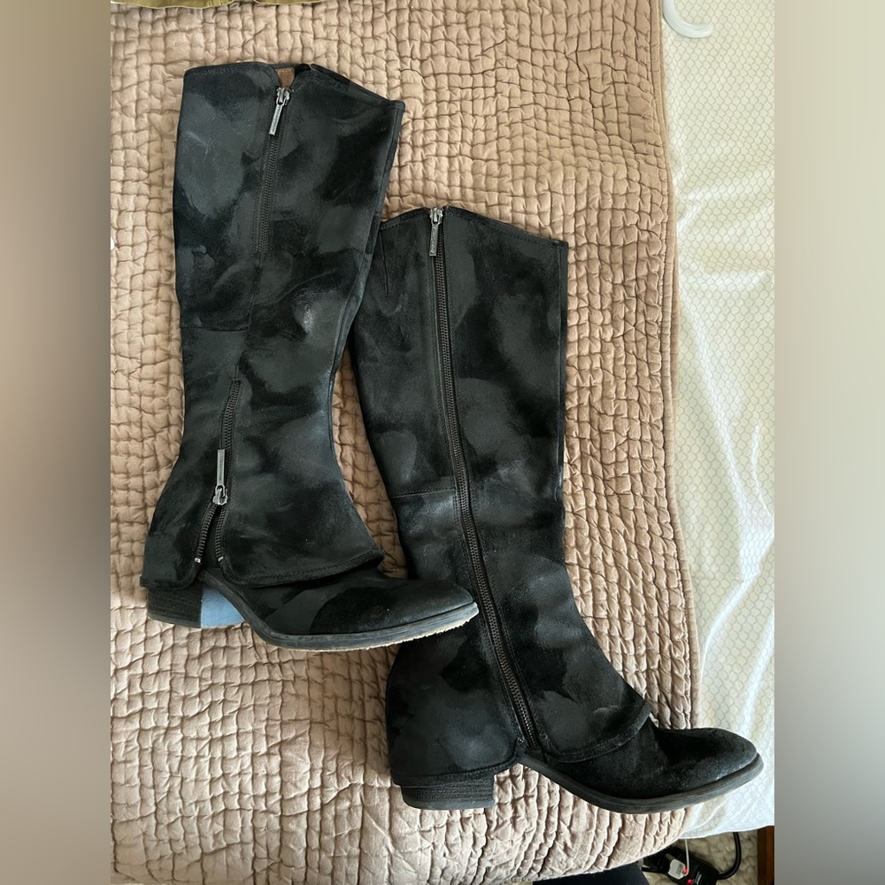 Donald J Pliner Devi boots 🥾 in Black vintage suede. In great condition.
